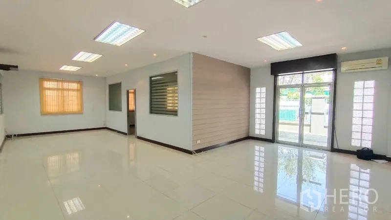 带办公室的家 出租在Huai Khwang, Bangkok - 一层开放式空间，亮白瓷砖地面，大窗与玻璃入户门