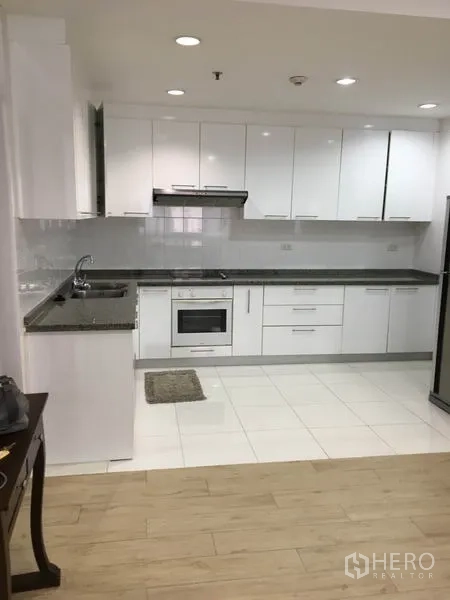 公寓 出租在Watthana, Bangkok - 现代白色厨房，花岗岩台面，烤箱、水槽与大冰箱