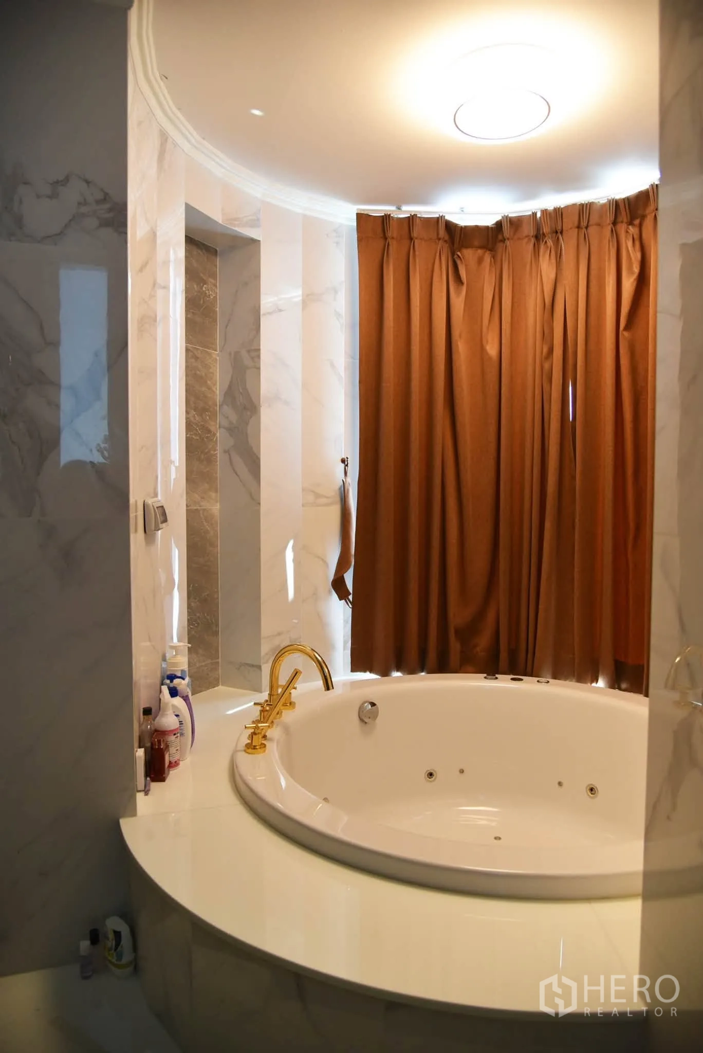 คอนโด for sale in Khlong San, Bangkok - ห้องน้ำพร้อมอ่างจากุซซี่ทรงกลม ผนังหินอ่อน และก๊อกน้ำสีทอง