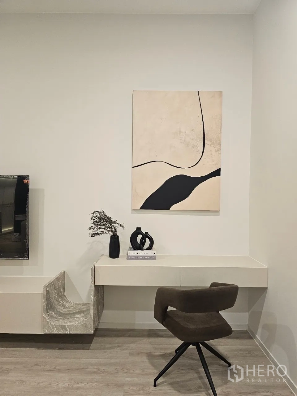 Detached House for rent in Saphan Sung, Bangkok - Minimal work corner with floating desk, art print and swivel chair.