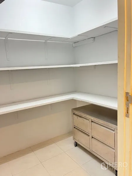 公寓 出租在Khlong Toei, Bangkok - 步入式储物间，白色L形层架与金属抽屉柜。