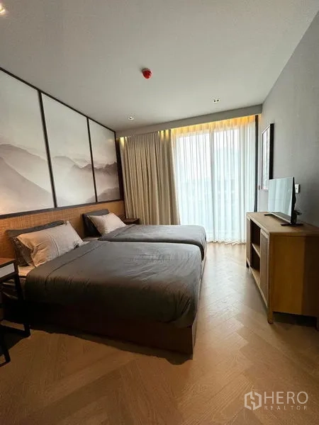 คอนโด ให้เช่าในWatthana, Bangkok - ห้องนอนรองมีเตียงคู่ หน้าต่างสูงจรดเพดาน และพื้นไม้โทนอ่อน