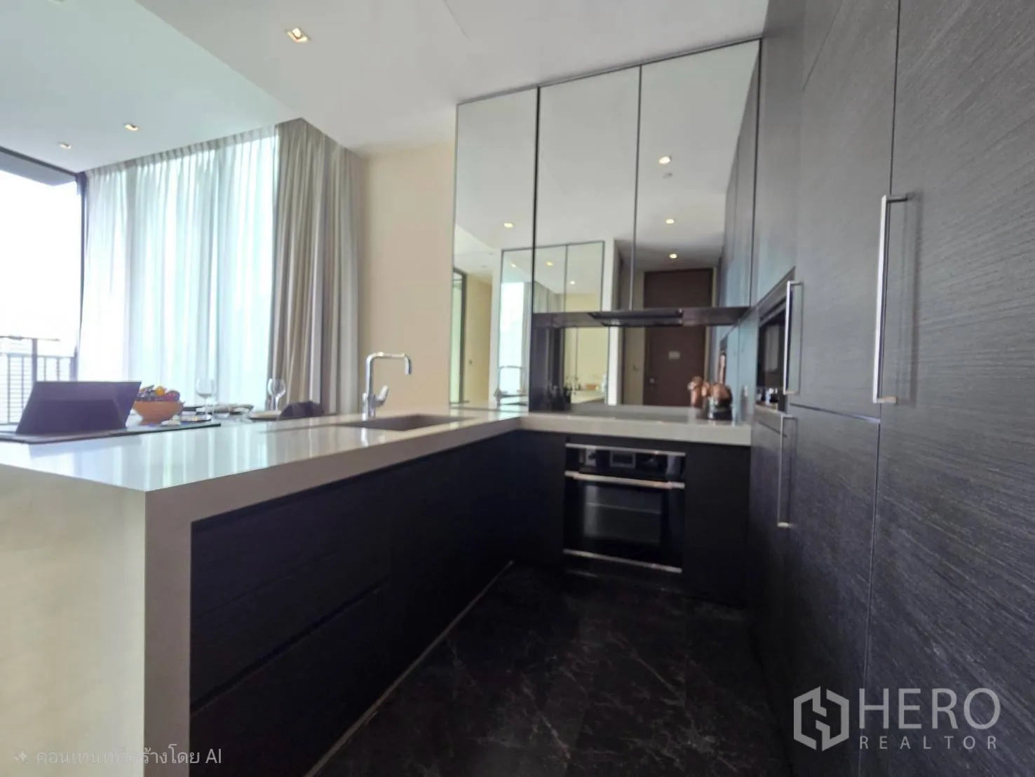 公寓 for rent in Pathum Wan, Bangkok - 现代厨房，深色橱柜、长台面、内置烤箱及镜面背板。