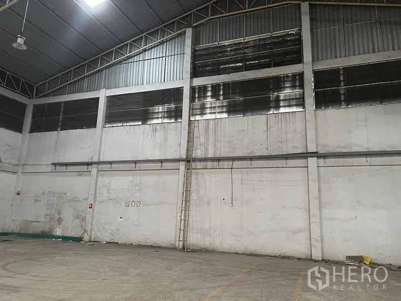 货栈 出租在Bang Sao Thong, Samut Prakan - 仓库墙面有通风窗与垂直检修梯。