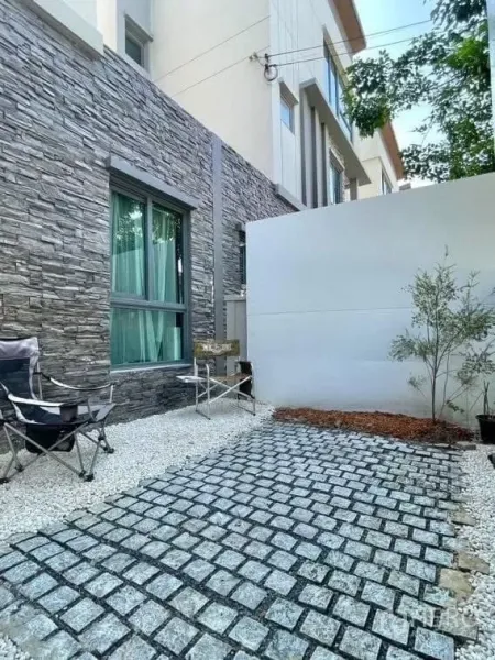 Detached House for rent in Saphan Sung, Bangkok - Private patio with stone-clad wall, cobblestone path and outdoor seating.