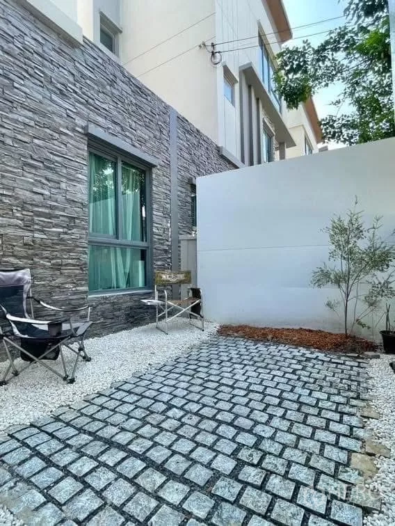 Detached House for rent in Saphan Sung, Bangkok - Private patio with stone-clad wall, cobblestone path and outdoor seating.