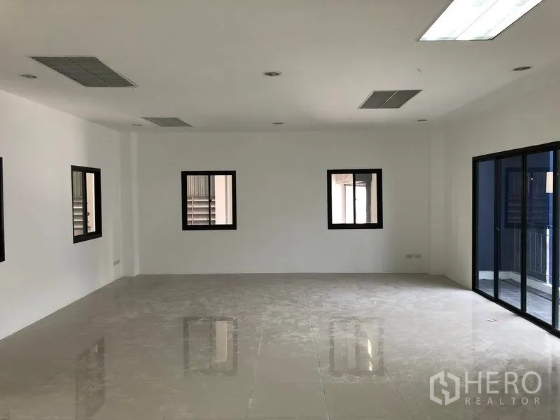 工厂 出租或出售在Samut Prakan - 二层办公室，带窗与推拉门可通向阳台。