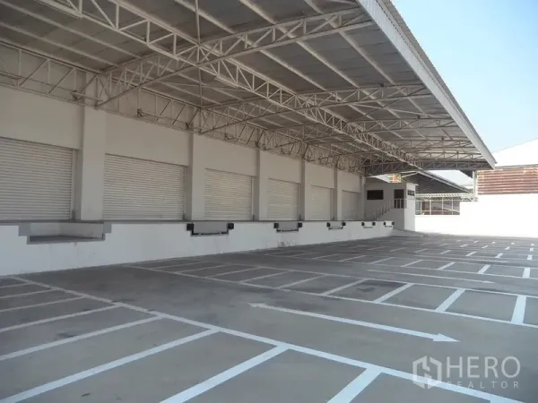 คลังสินค้า ให้เช่าในBang Sao Thong, Samut Prakan - ลานรถบรรทุกกว้างตีเส้นชัดเจนหน้าแนวท่าขนถ่าย