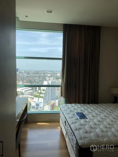 คอนโด ให้เช่าในBang Kho Laem, Bangkok - ห้องนอนสว่างพร้อมหน้าต่างบานใหญ่ชมวิวเมืองจากชั้นสูง