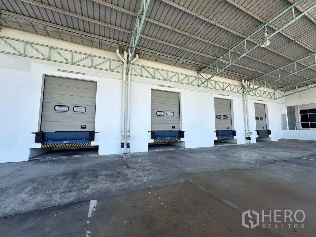 โรงงาน ให้เช่าในSi Racha, Chon Buri - พื้นที่โหลดสินค้ามีหลังคา พร้อมประตูท่าขนถ่ายหลายช่องและด็อคเลเวลเลอร์