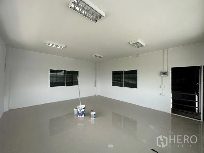 โรงงาน ให้เช่าในPathum Thani - ห้องสำนักงานสว่าง พื้นกระเบื้อง ไฟฟลูออเรสเซนต์ และหน้าต่างมองลงสู่พื้นที่ผลิต