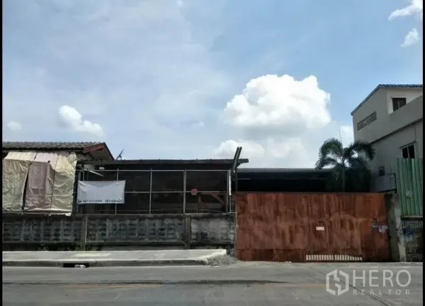 货栈 出售在Lat Krabang, Bangkok - 仓库正门街景，红色金属大门与围墙，位于曼谷Lat Krabang。