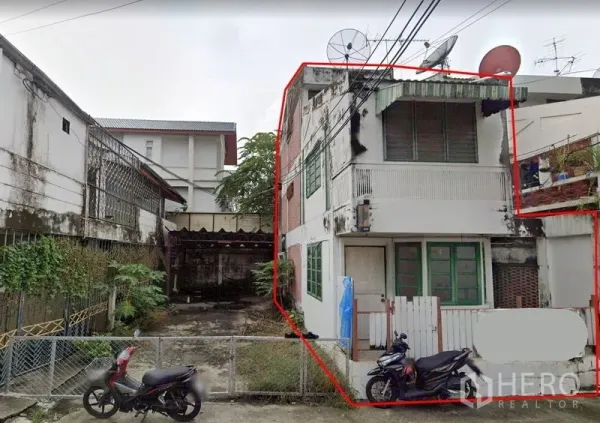 ทาวน์เฮาส์ ขายในWatthana, Bangkok - ทาวน์เฮ้าส์หลายชั้นหันหน้าออกถนน พร้อมลานด้านหน้ามีกำรั้ว เขตวัฒนา กรุงเทพฯ