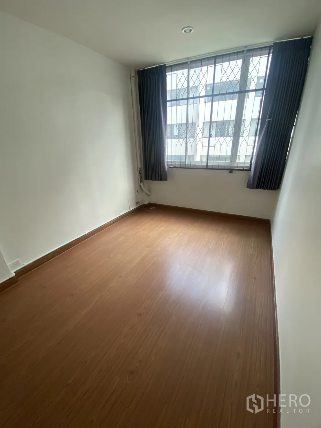 ตึกแถว for rent in Bang Rak, Bangkok - ห้องสว่างพร้อมหน้าต่างบานใหญ่ เหล็กดัด และพื้นไม้
