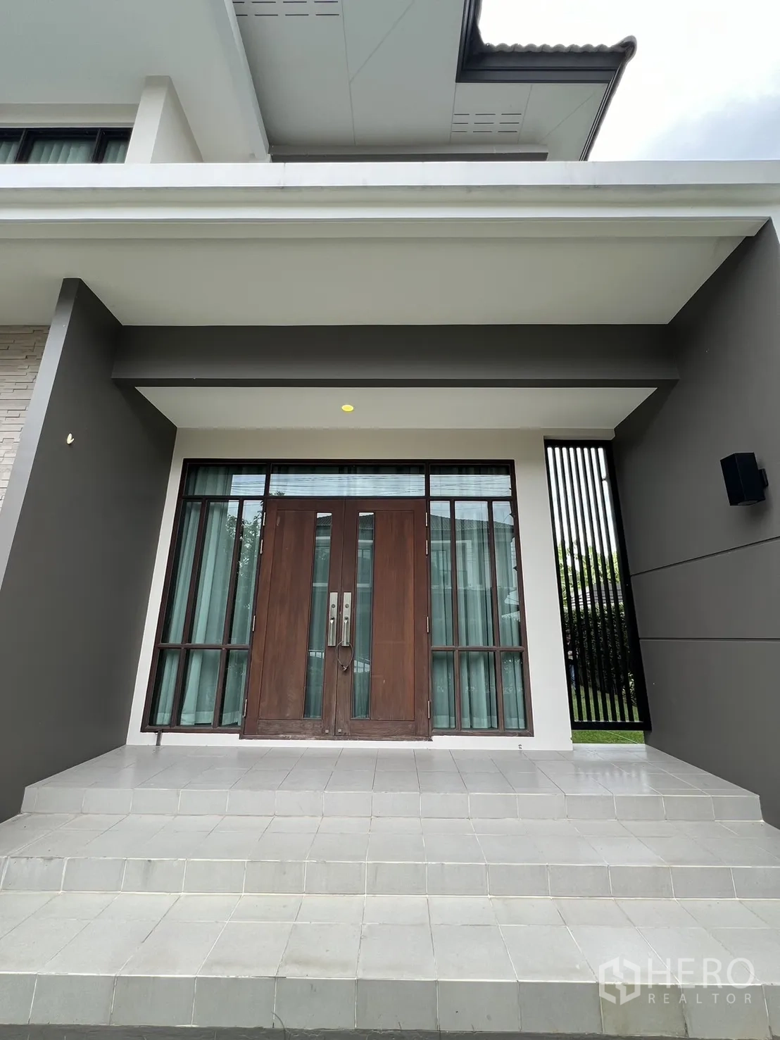 Detached House for rent or sale in Prawet, Bangkok - Main entrance with double wooden doors and steps.