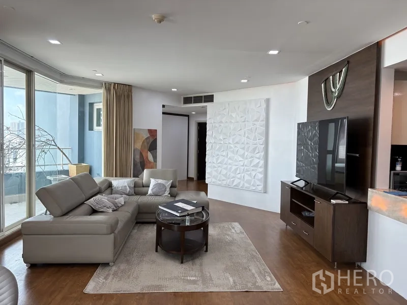 คอนโด for rent in Khlong San, Bangkok - โซนนั่งเล่นพร้อมชั้นวางทีวี ผนังตกแต่งลายสามมิติ และไฟดาวน์ไลท์
