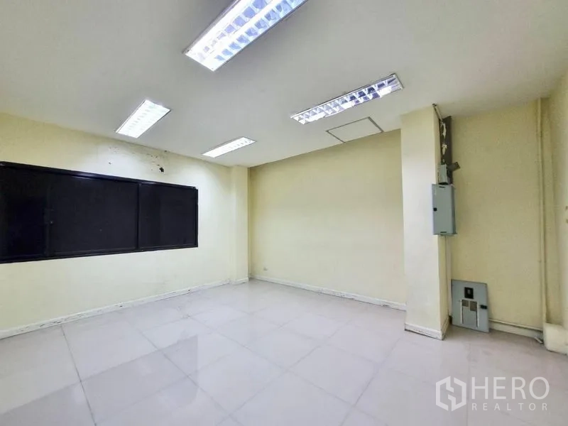 店屋 出租在Watthana, Bangkok - 明亮办公区，瓷砖地面、日光灯与电箱。