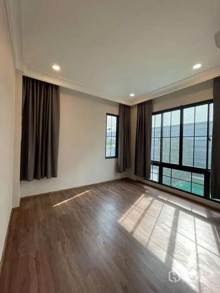 บ้าน ขายในThawi Watthana, Bangkok - ห้องนอนมุมแสงสวย พร้อมหน้าต่างกว้างและพื้นลายไม้