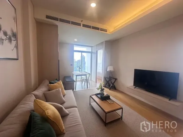 公寓 出租 - 温馨客厅，转角沙发、茶几、壁挂电视，餐桌靠落地窗俯瞰城市景观
