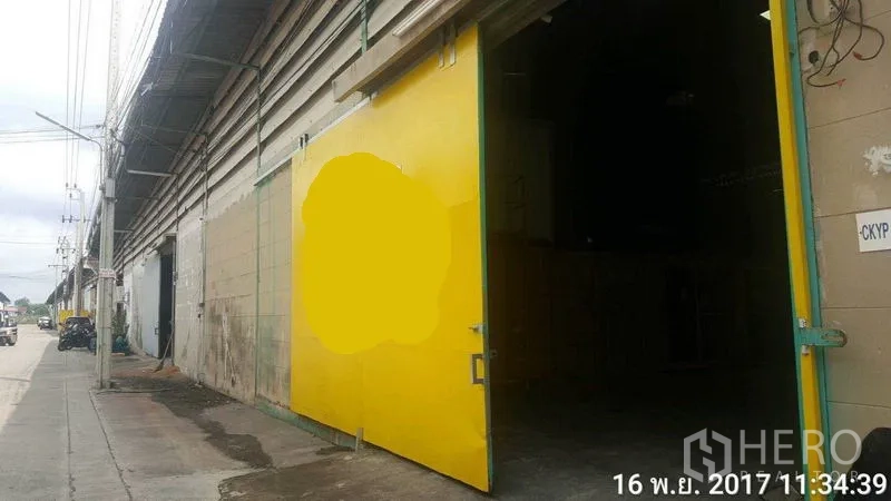 工厂 出租在Bang Phli, Samut Prakan - 打开的黄色金属大门，展示工厂入口及外部通道。