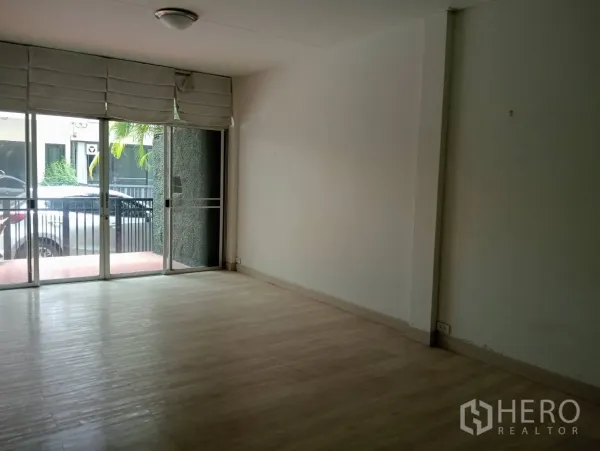 带办公室的家 出租在Khlong Toei, Bangkok - 一层客厅，浅色木地板与整面推拉门采光