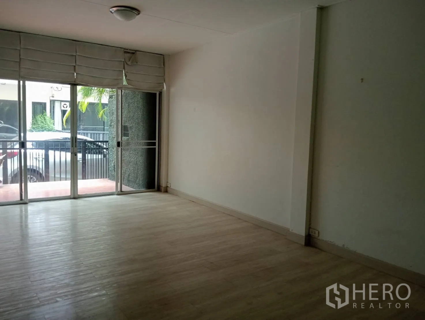 带办公室的家 出租在Khlong Toei, Bangkok - 一层客厅，浅色木地板与整面推拉门采光