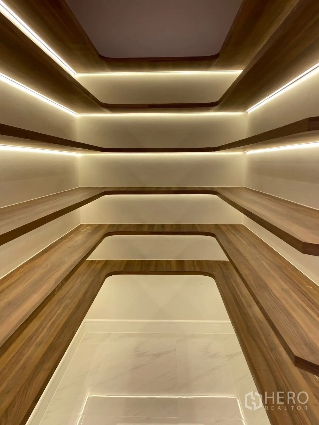 บ้าน ให้เช่าในBang Kapi, Bangkok - ห้องแต่งตัวแบบวอล์กอิน ชั้นไม้โดยรอบพร้อมไฟเส้น LED