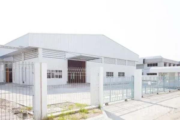 工厂 出租在Chachoengsao - 白色仓库外立面，配有钢制围栏与滑动大门。