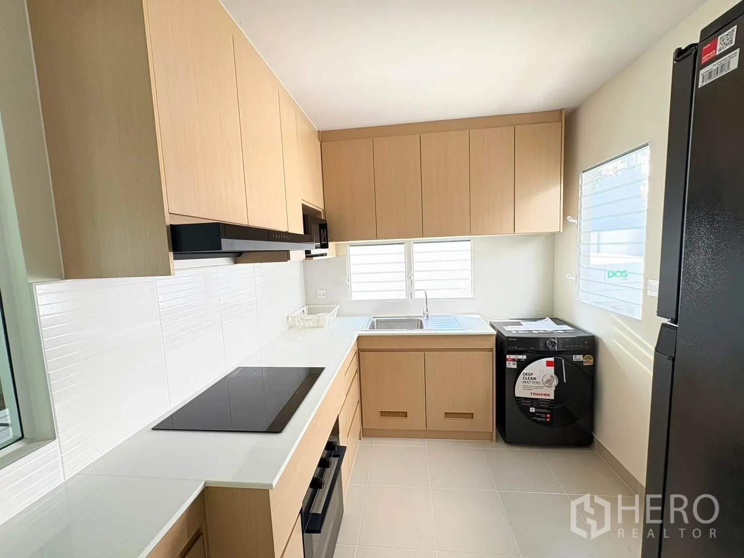 บ้าน for rent in Bang Phli, Samut Prakan - ครัวรูปตัว U ตู้ลายไม้ เตาอินดักชัน เตาอบ อ่างล้าง และเครื่องซักผ้า