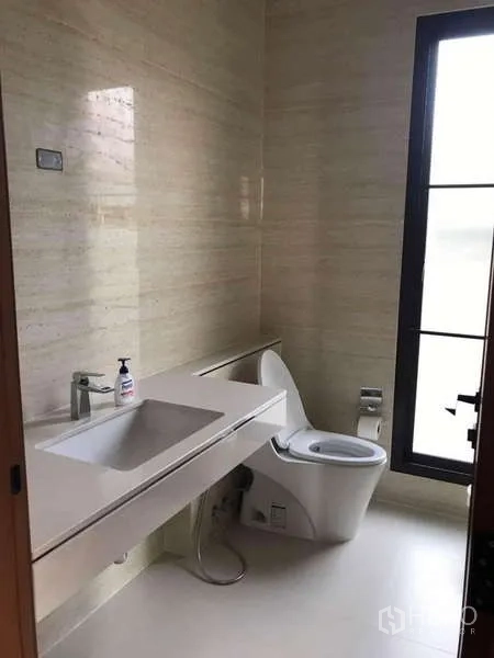 Detached House for rent in Bang Phli, Samut Prakan - Minimalist bathroom with built-in vanity, modern toilet and tall window