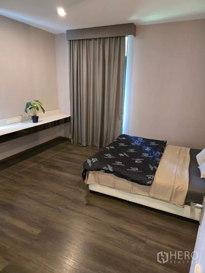 บ้าน ให้เช่าหรือขายในBang Phli, Samut Prakan - วอล์กอินคลอเซ็ตสั่งทำ ตู้กระจกเงาและโต๊ะเครื่องแป้ง