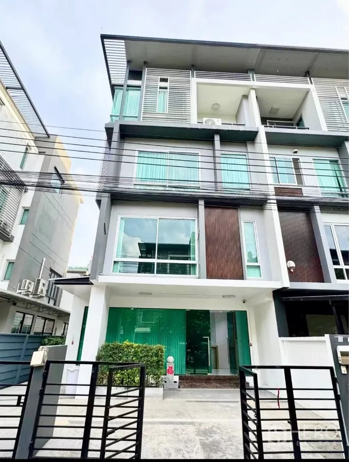 带办公室的家 出租或出售在Wang Thonglang, Bangkok - 现代多层Home Office外立面，落地窗与带门庭院停车位。