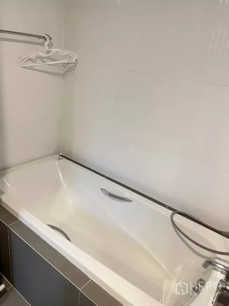 Detached House for rent in Saphan Sung, Bangkok - Built-in white bathtub with handheld shower and tiled wall surround.