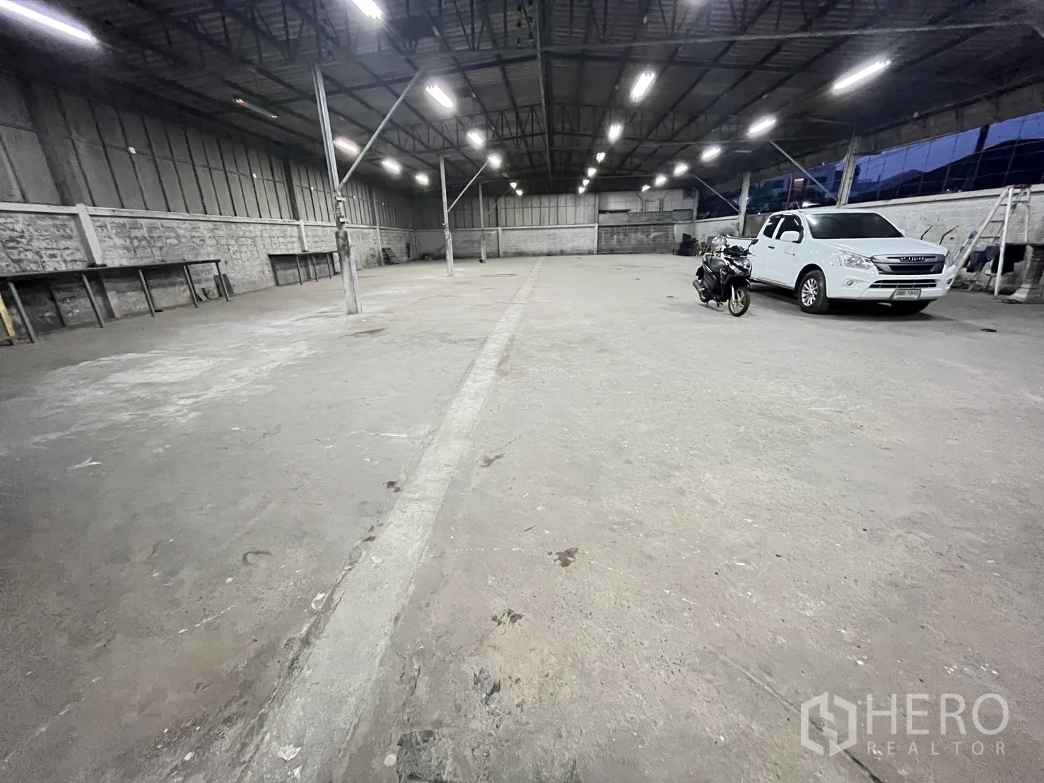 โกดัง for rent in Chatuchak, Bangkok - พื้นโกดังโล่งมีเสารองรับ พร้อมรถกระบะและมอเตอร์ไซค์จอด