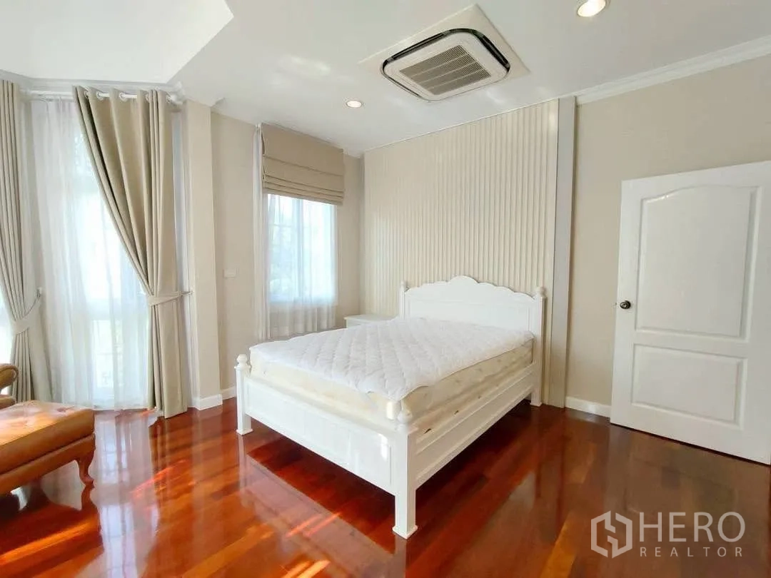 บ้านเดี่ยว for rent in Bang Na, Bangkok - ห้องนอนรับแสงดี เตียงสีขาวและผ้าม่านสูงจรดเพดาน