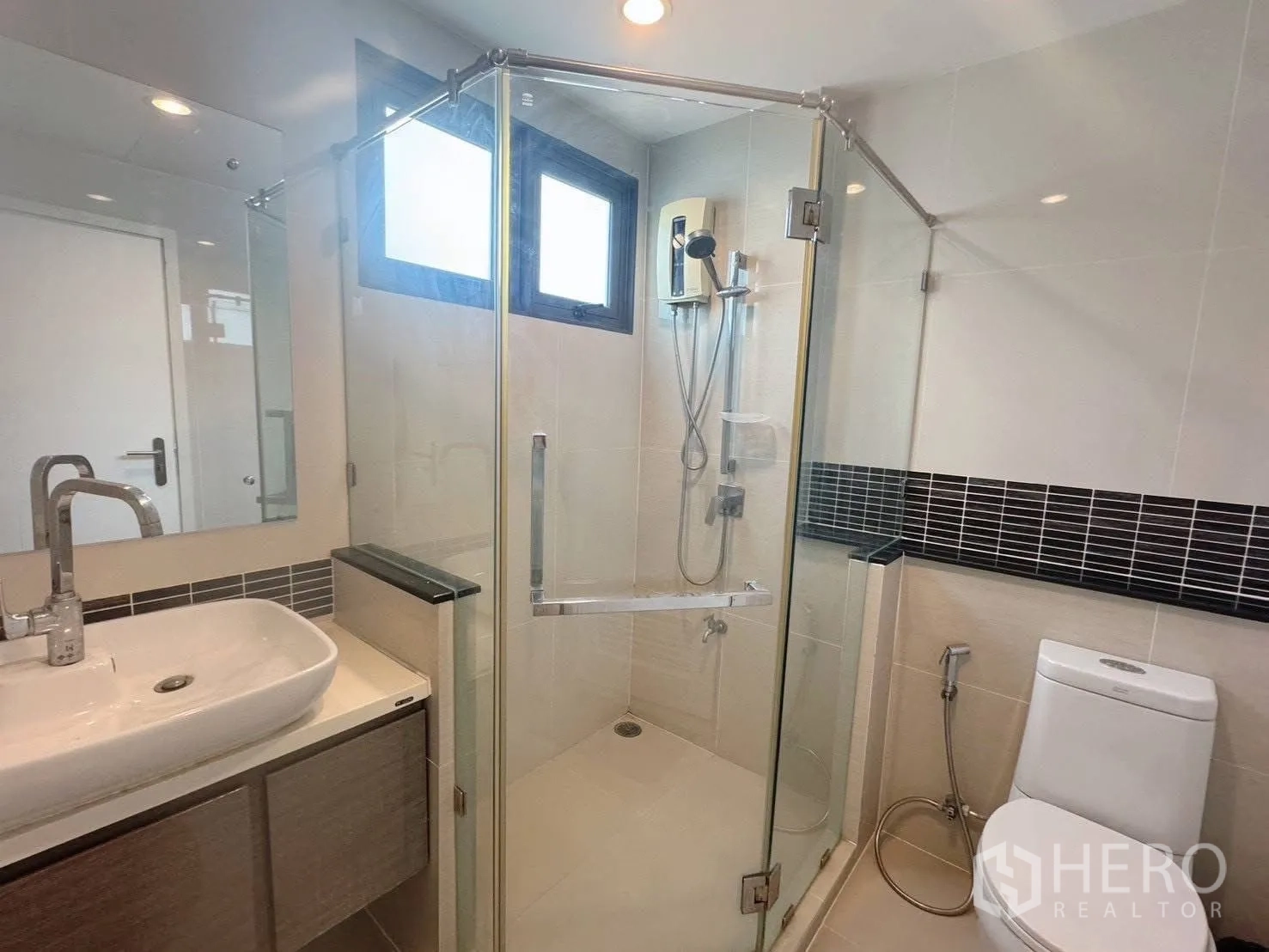 บ้านเดี่ยว for rent or sale in Suan Luang, Bangkok - ห้องน้ำมีตู้กระจกกั้นอาบน้ำ เคาน์เตอร์อ่าง และโถสุขภัณฑ์