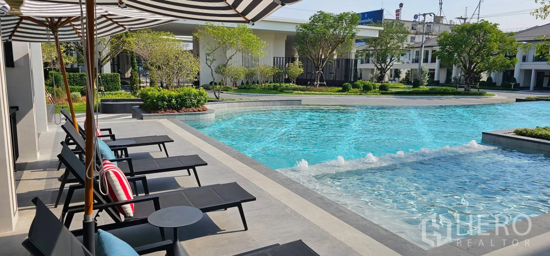 独栋房屋 for rent or sale in Bang Phli, Samut Prakan - 度假风公共泳池，配躺椅和条纹遮阳伞