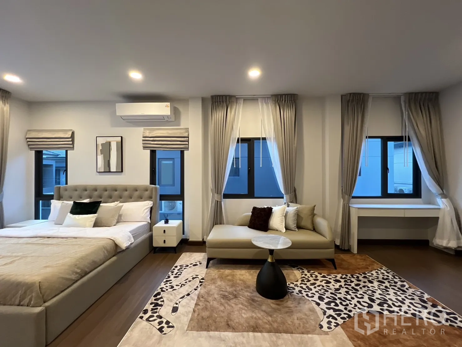 Detached House for rent in Bang Phli, Samut Prakan - Primary bedroom with king bed, sofa lounge and multiple windows.
