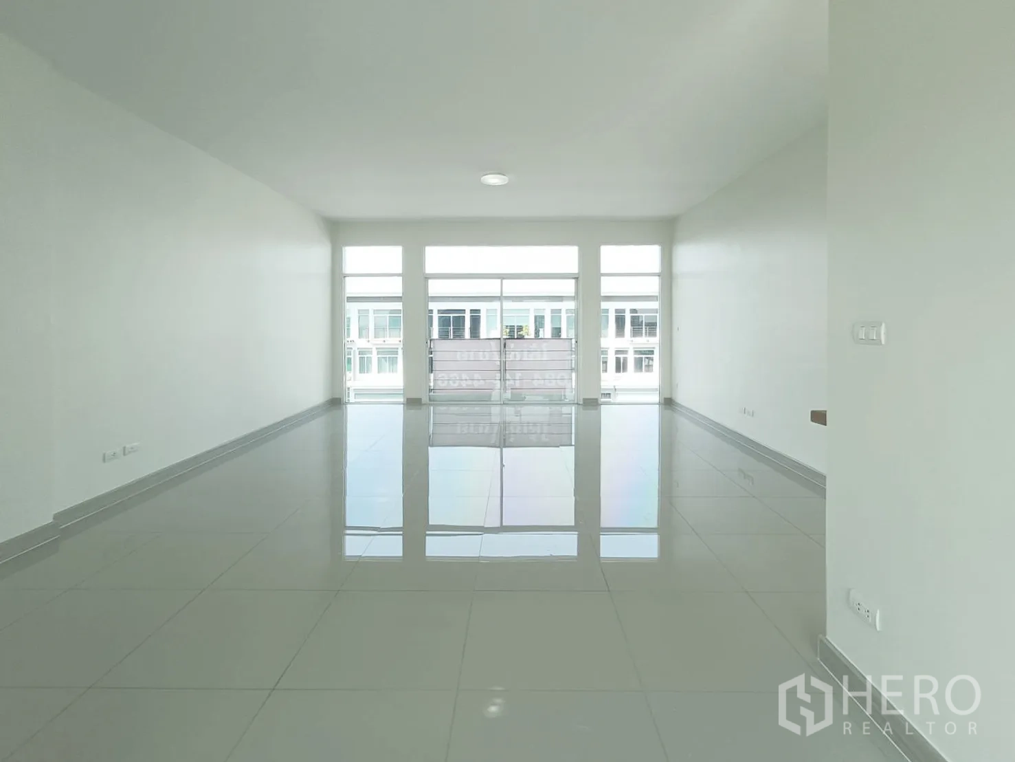 带办公室的家 for rent or sale in Prawet, Bangkok - 纵深房间尽端为三扇高窗与阳台。