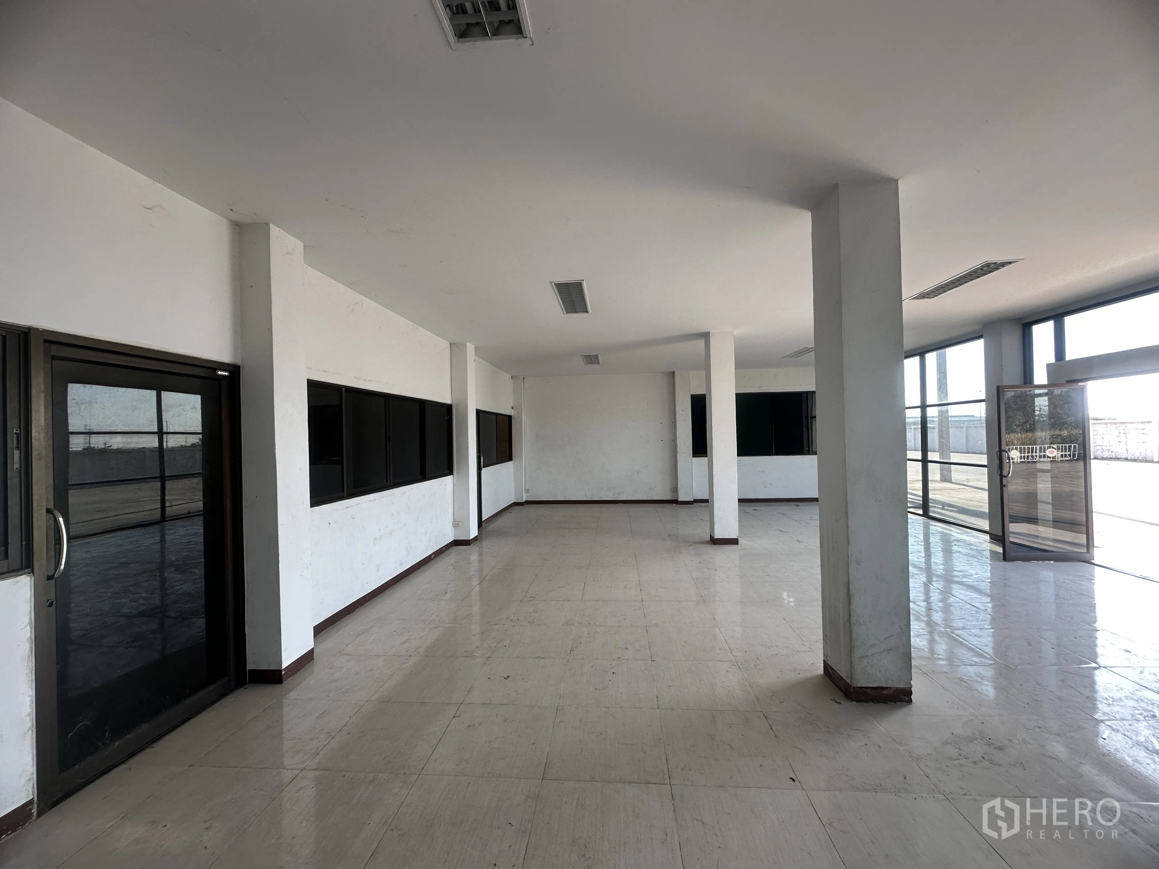 Factory for rent in Wang Noi, Phra Nakhon Si Ayutthaya - Ground-floor office space with sliding glass doors, windows, and tiled floor.