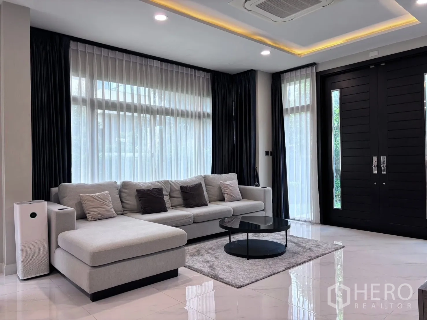 บ้านเดี่ยว for rent in Bang Phli, Samut Prakan - เฉลียงข้างบ้านมุงหลังคาพร้อมประตูห้องเก็บของและพื้นกระเบื้อง