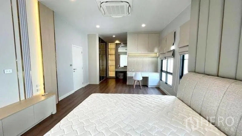 独栋房屋 for rent or sale in Bang Phli, Samut Prakan - 主卧视角朝更衣区与内置收纳
