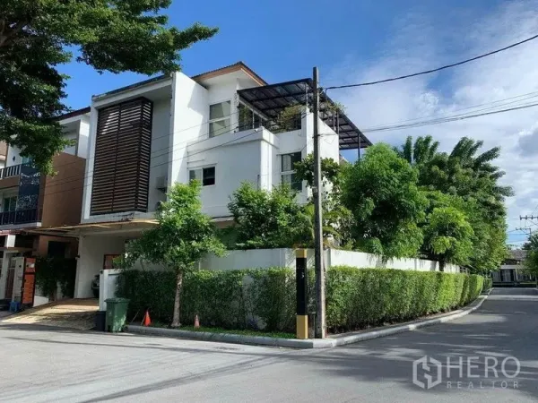 บ้าน ขายในSuan Luang, Bangkok - บ้านเดี่ยวมุมถนนสมัยใหม่ 3 ชั้น มีดาดฟ้าและรั้วต้นไม้ในซอยเงียบสงบ