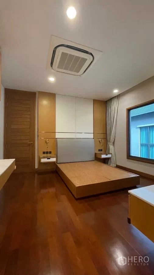 บ้าน ให้เช่าในPrawet, Bangkok - ห้องนอนรอง เตียงยกพื้น โคมแขวนข้างเตียง พื้นไม้