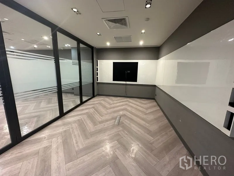 สำนักงาน ให้เช่า - ห้องประชุมขนาดกะทัดรัด ตู้เก็บของบานเลื่อนไม้ ผนังเข้ม และไฟเส้น