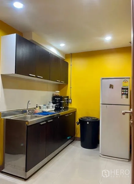 Factory for rent in Mueang Samut Prakan, Samut Prakan - Compact staff pantry with stainless sink, cabinets and fridge