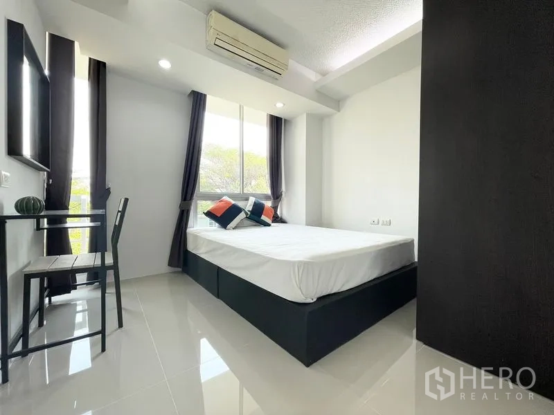 คอนโด for rent in Khlong Toei, Bangkok - ห้องนอนสว่าง มีเตียง โต๊ะทำงาน หน้าต่างบานใหญ่ และแอร์
