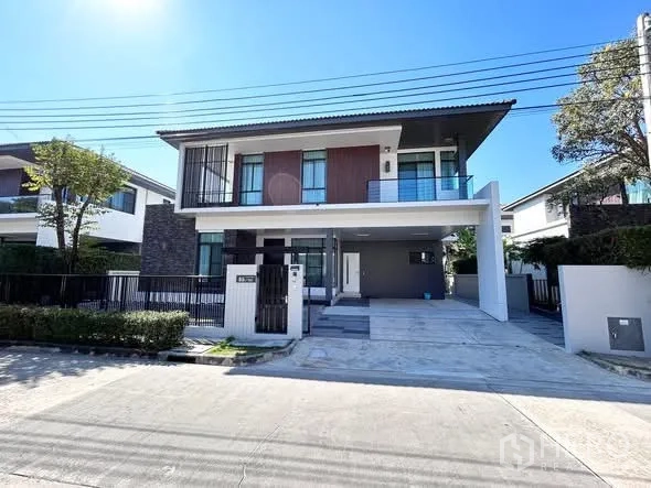 บ้านเดี่ยว for rent or sale in Prawet, Bangkok - ภาพภายนอกบ้านเดี่ยวสองชั้นสมัยใหม่ มีที่จอดรถในร่มและประตูรั้วส่วนตัว