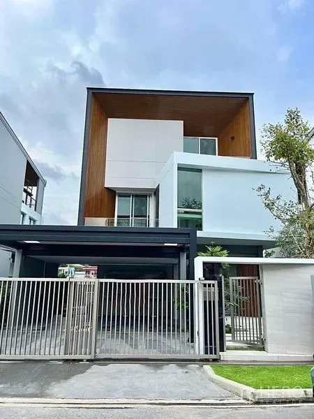 บ้าน ขายในSaphan Sung, Bangkok - ด้านหน้าบ้านเดี่ยวสไตล์โมเดิร์น 3 ชั้น พร้อมประตูรั้วโลหะและที่จอดรถในร่ม