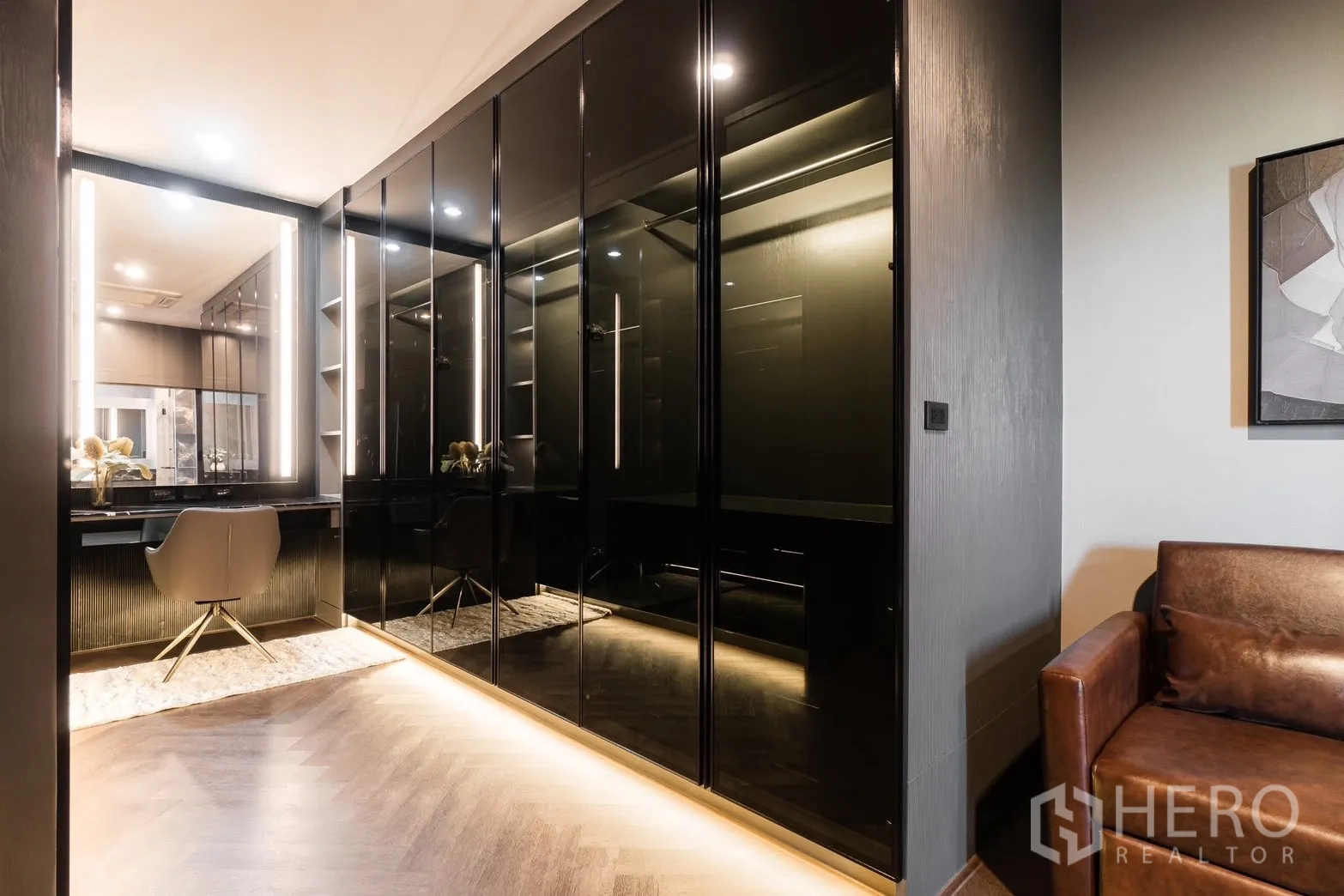 Detached House for rent or sale in Prawet, Bangkok - Walk-in wardrobe corridor with glass cabinets and seating